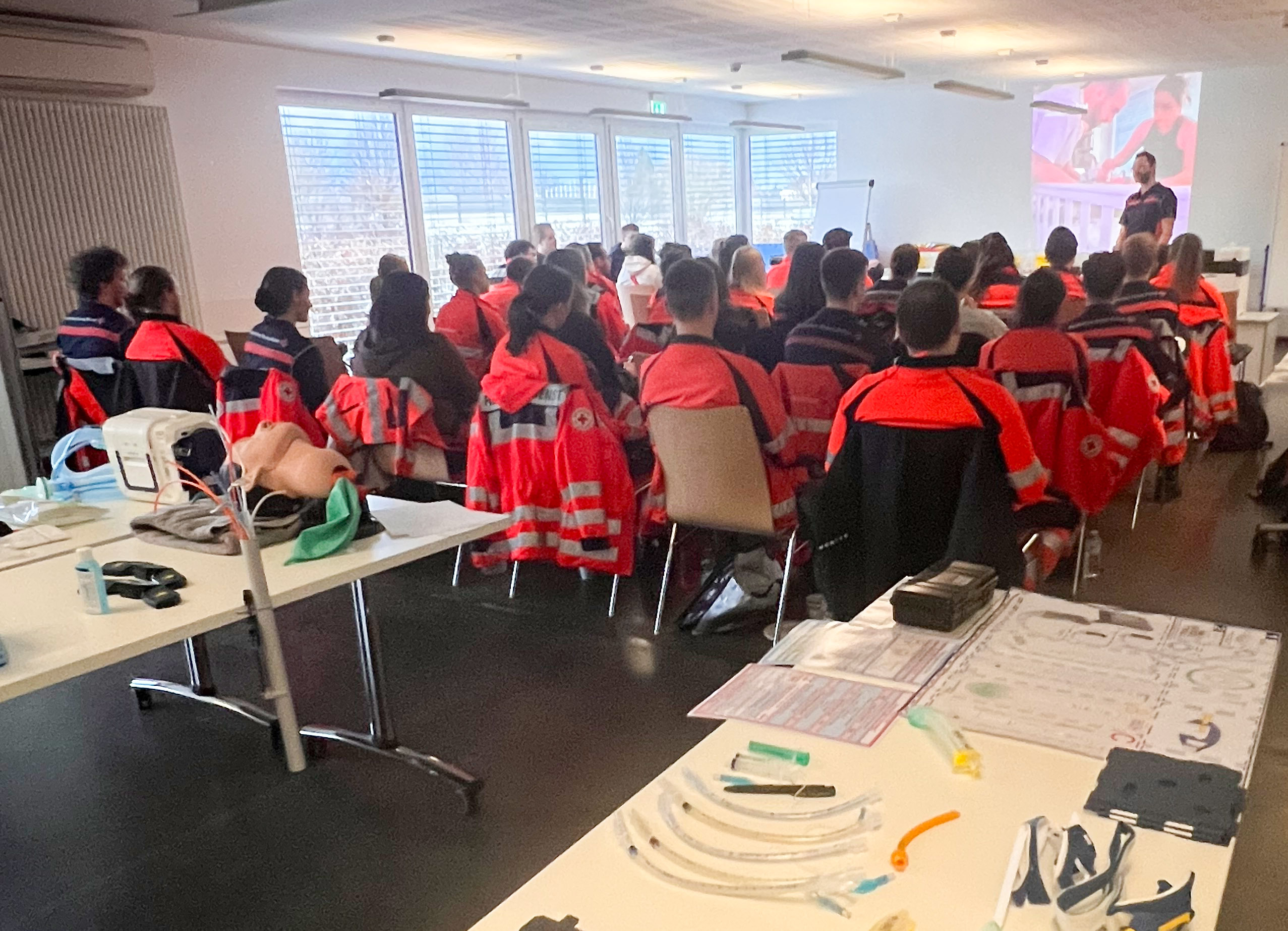 Das Bild zeigt Auszubildende beim Fachvortrag im DRK-Zentrum für Bevölkerungsschutz. 