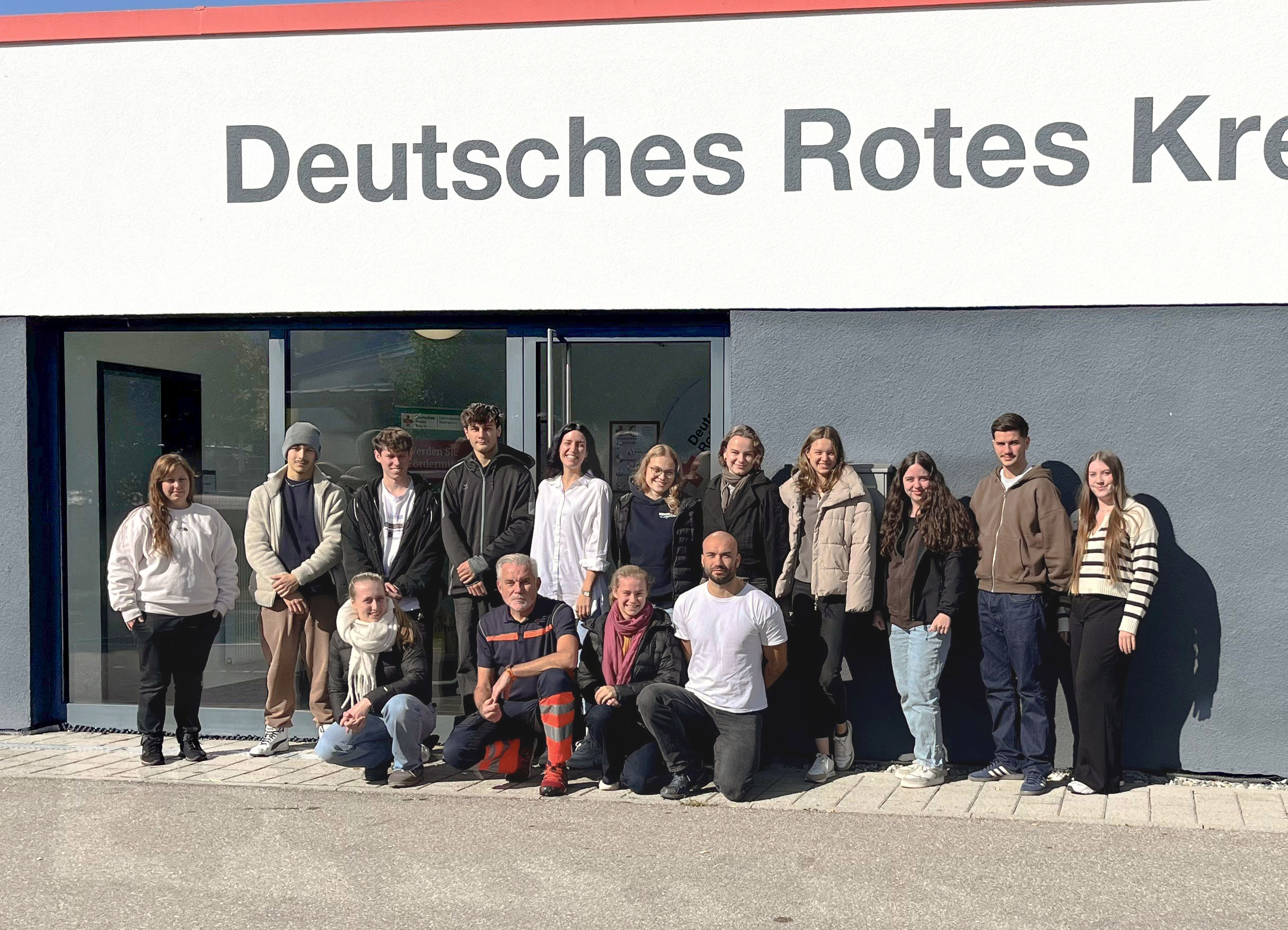 Auf dem Bild sind die neuen Mitarbeitenden des Monats Oktober zusammen mit Rettungswachenleiter Götz Vedder vor dem DRK-Zentrum für Bevölkerungsschutz in Pfullingen zu sehen.
