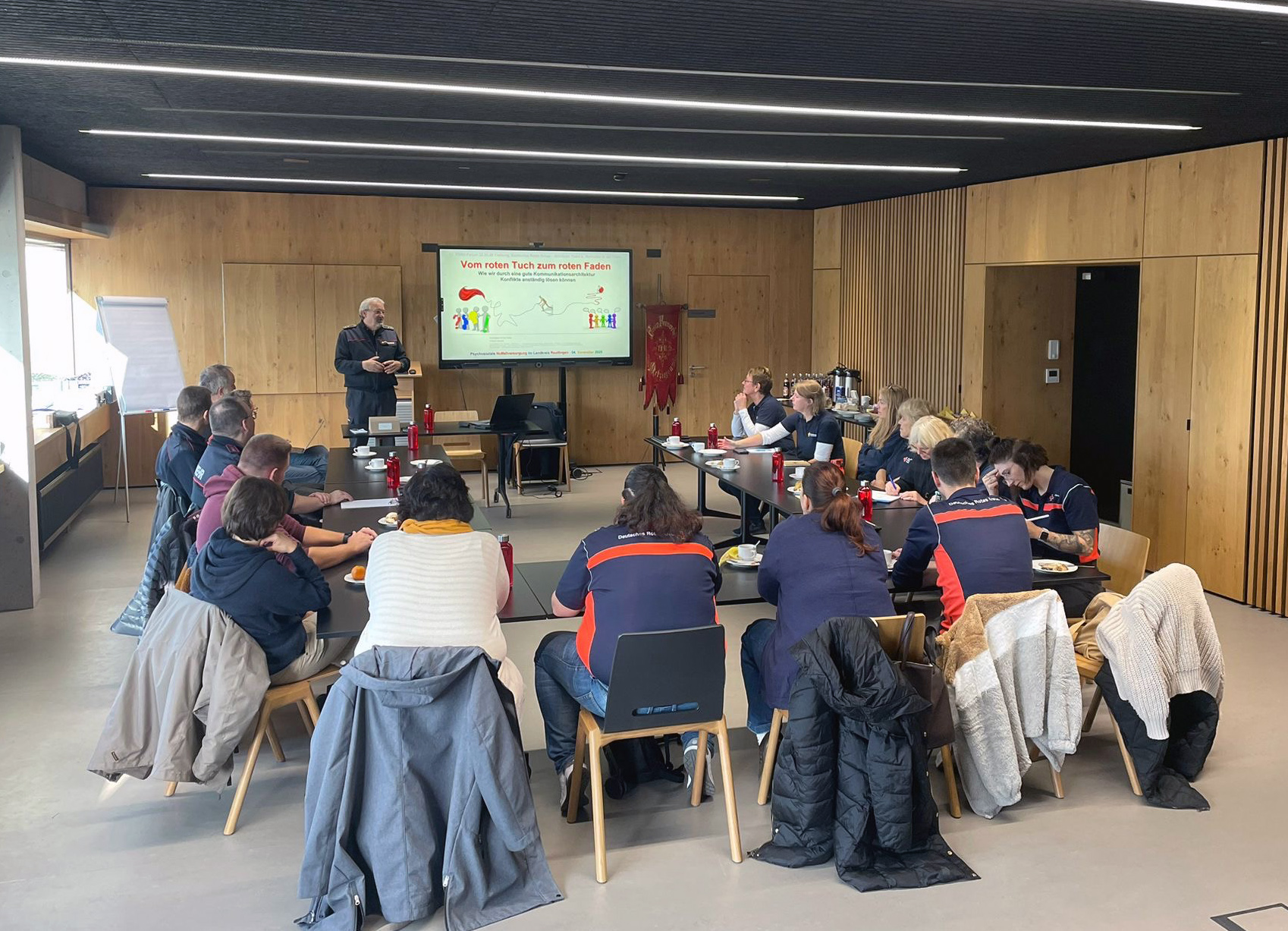 das Bild zeigt die Teilnehmenden in den Räumen der Feuerwehr Metzingen