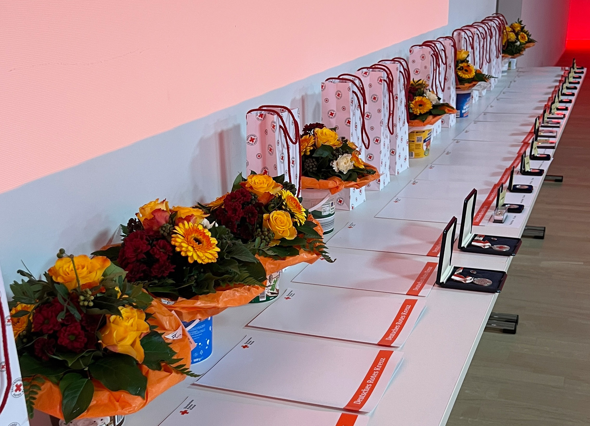 Das Bild zeigt die vielen Urkunden, Ehrennadeln und kleine Präsente für die Geehrten.