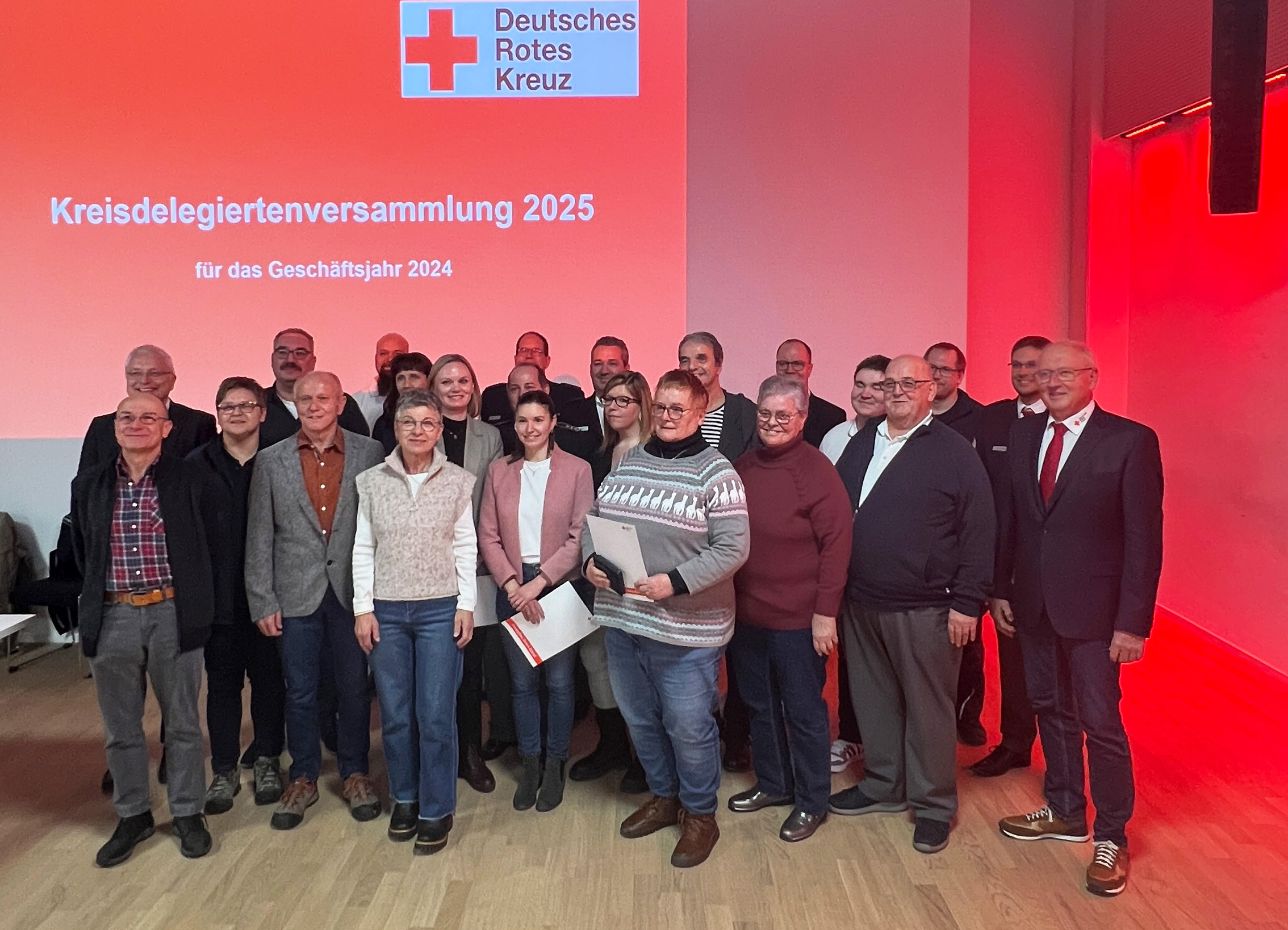 Das Bild zeigt alle Geehrten bei einem gemeinsamen Foto nach der Kreisversammmlungammlung