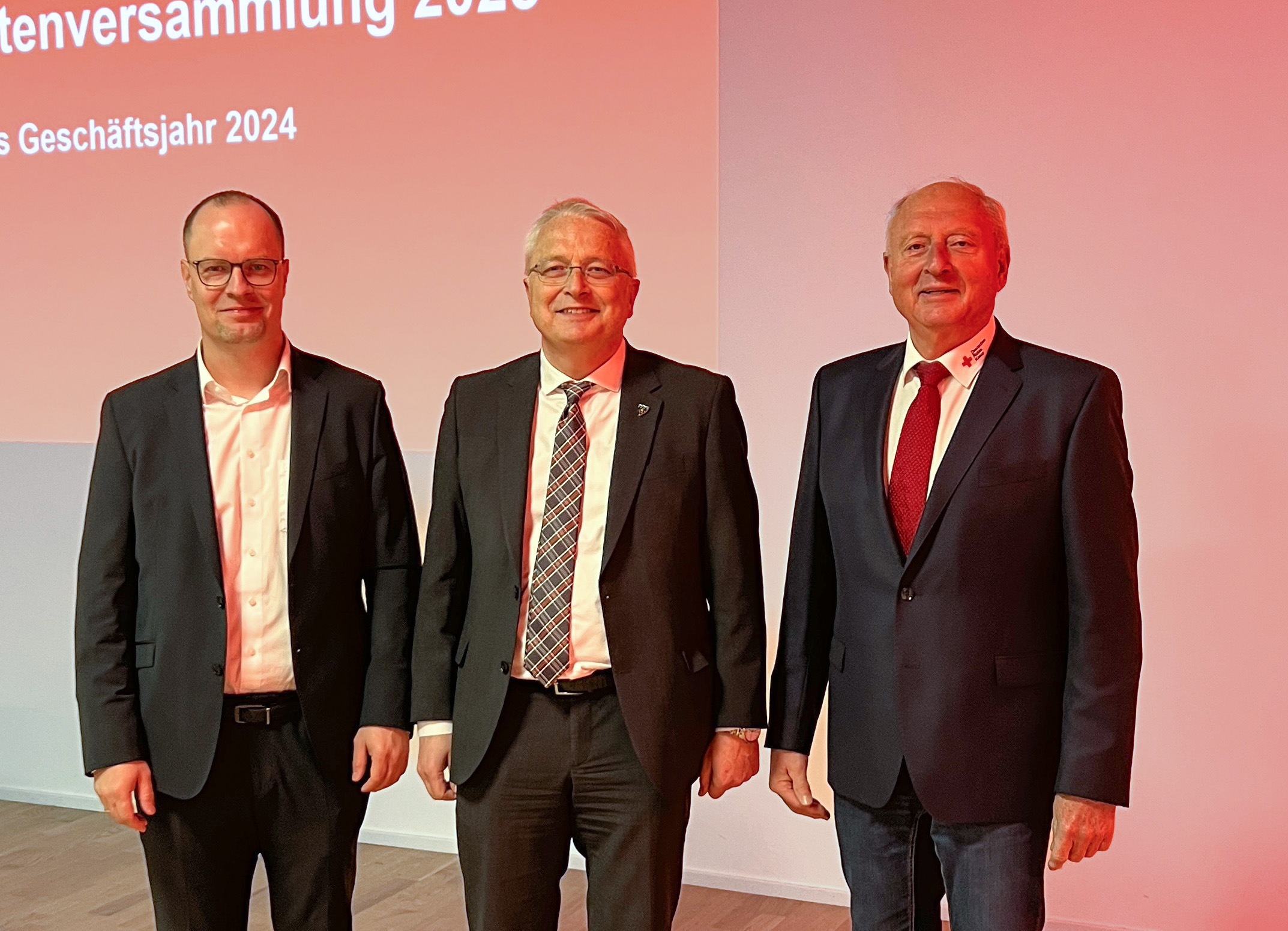 Das Bild zeigt Kreisgeschäftsführer Thomas Födisch,  Reutlingens Erster Bürgermeister Robert Hahn, Präsident Siegfried Mahler in der Akademie der Kreiskliniken