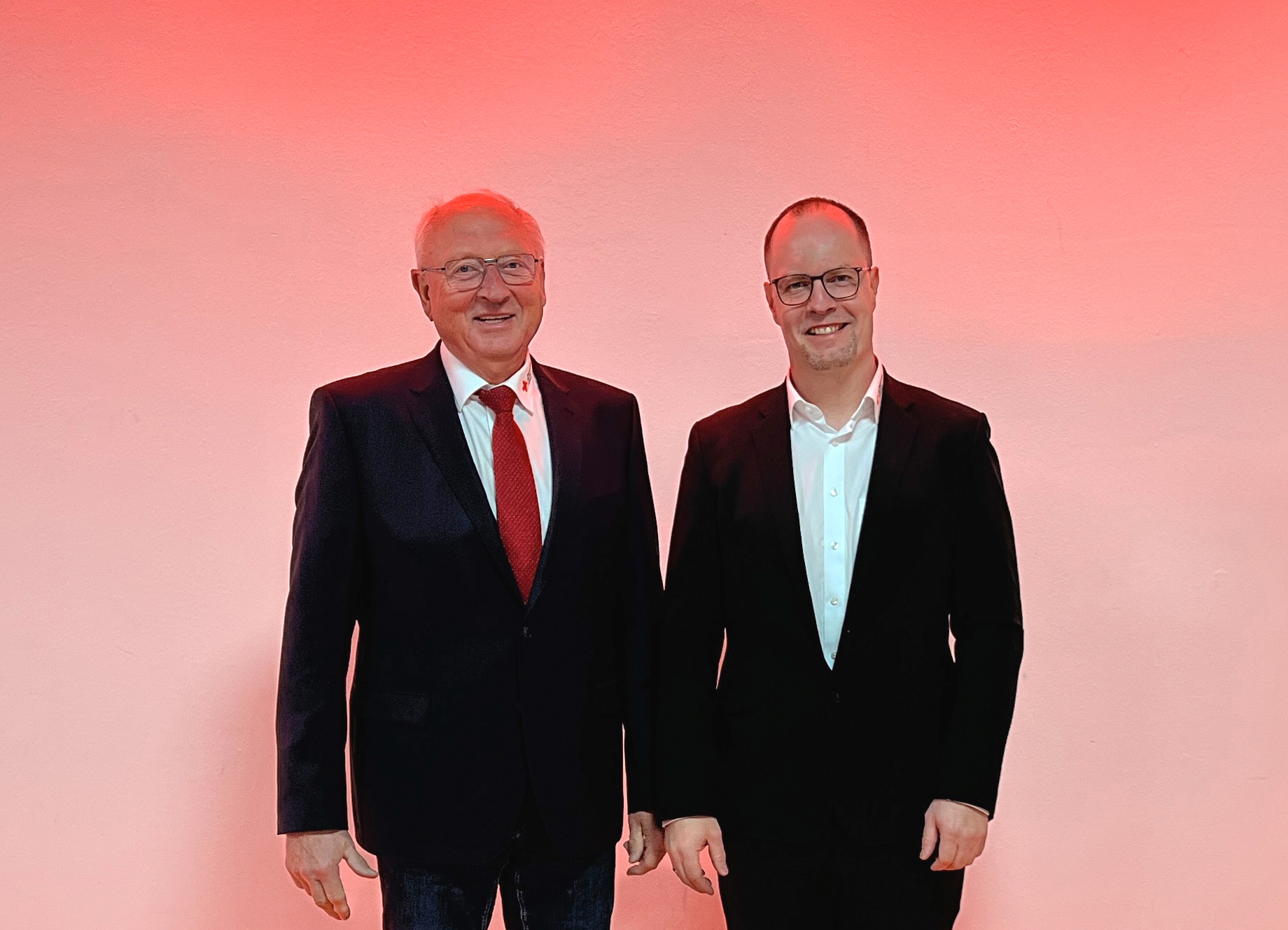 Das Bild zeigt DRK-Präsident Siegfried Mahler und DRK-Geschäftsführer Thomas Födisch.