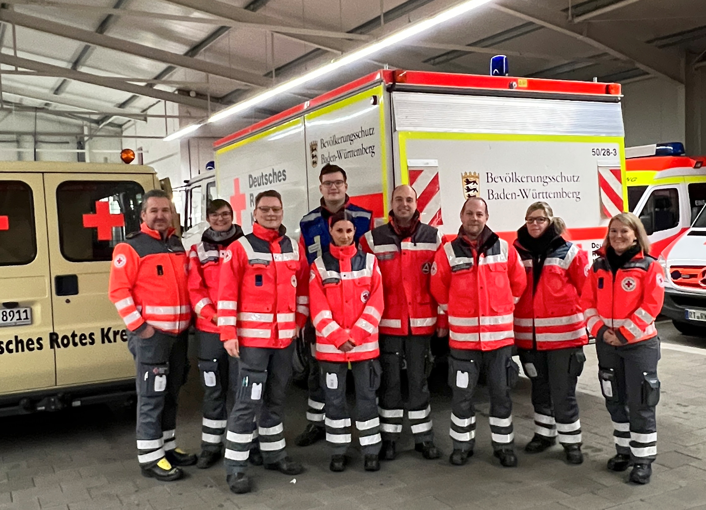 Auf dem Bild sind ehrenamtliche Helferinnen und Helfer aus den Bereitschaften Eningen und Pfullingen sowie Fahrzeuge des Bevölkerung- und Katastrophenschutzes zu sehen.