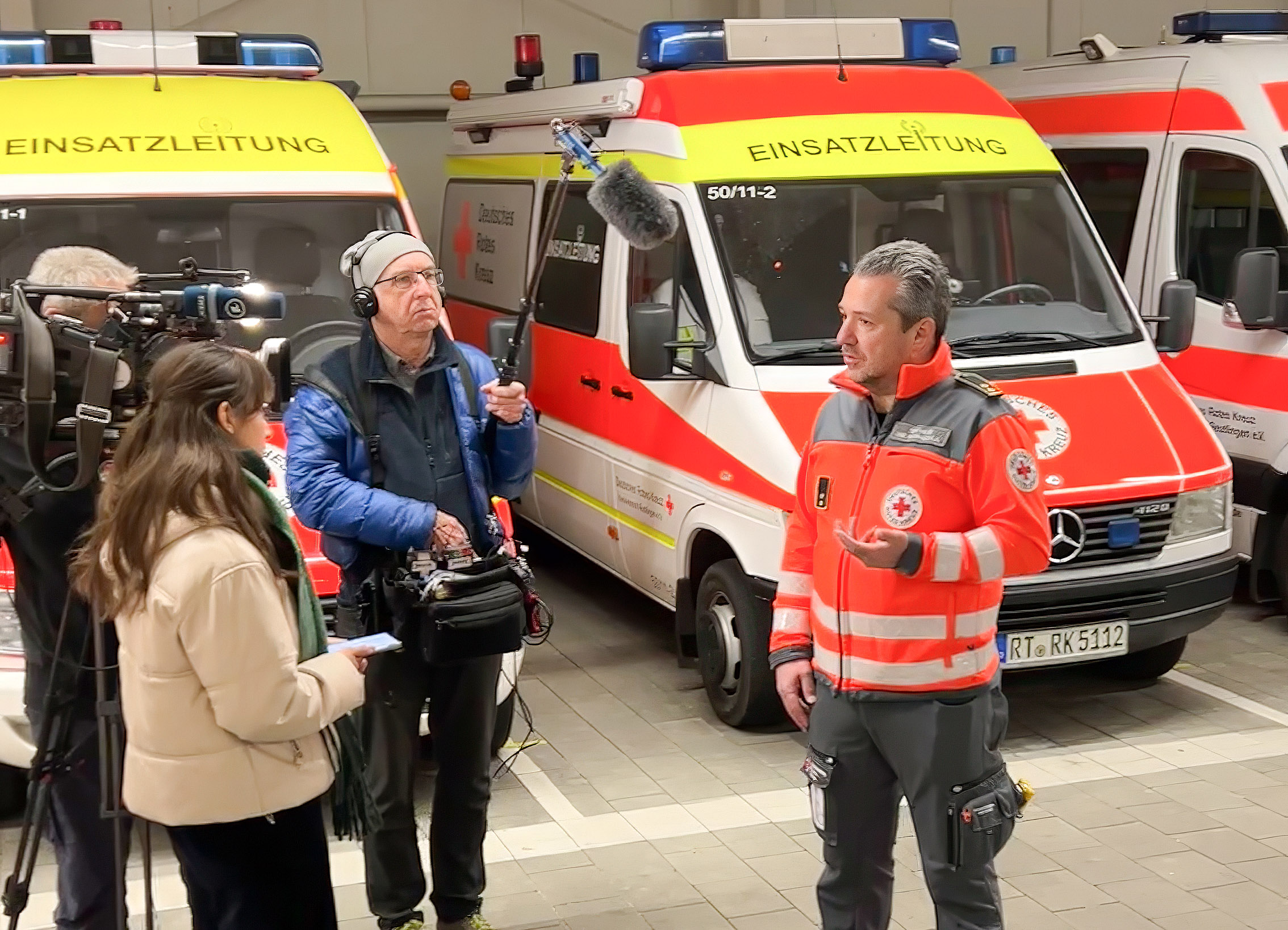 Das Bild zeigt DRK-Bereitschaftleiter Timo Merz im Interview mit dem SWR Fernsehen