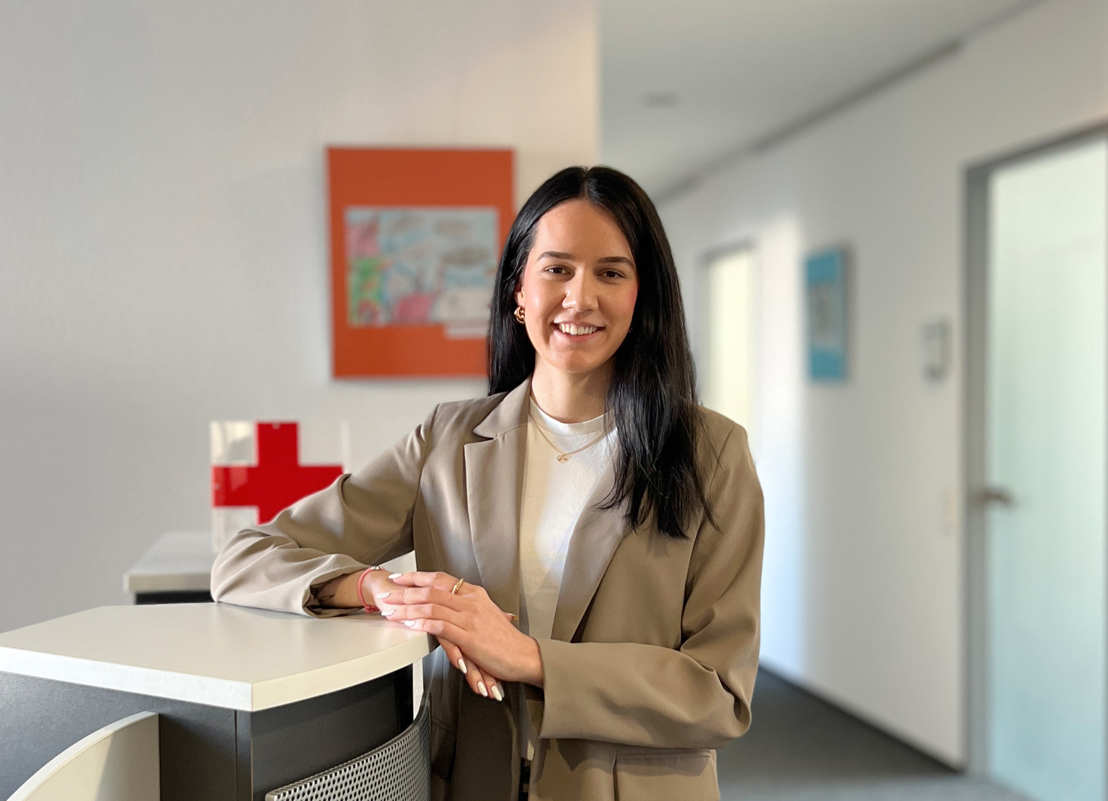 Das Bild zeigt Greta Schneider am Empfang der DRK-Kreisgeschäftsstelle Reutlingen