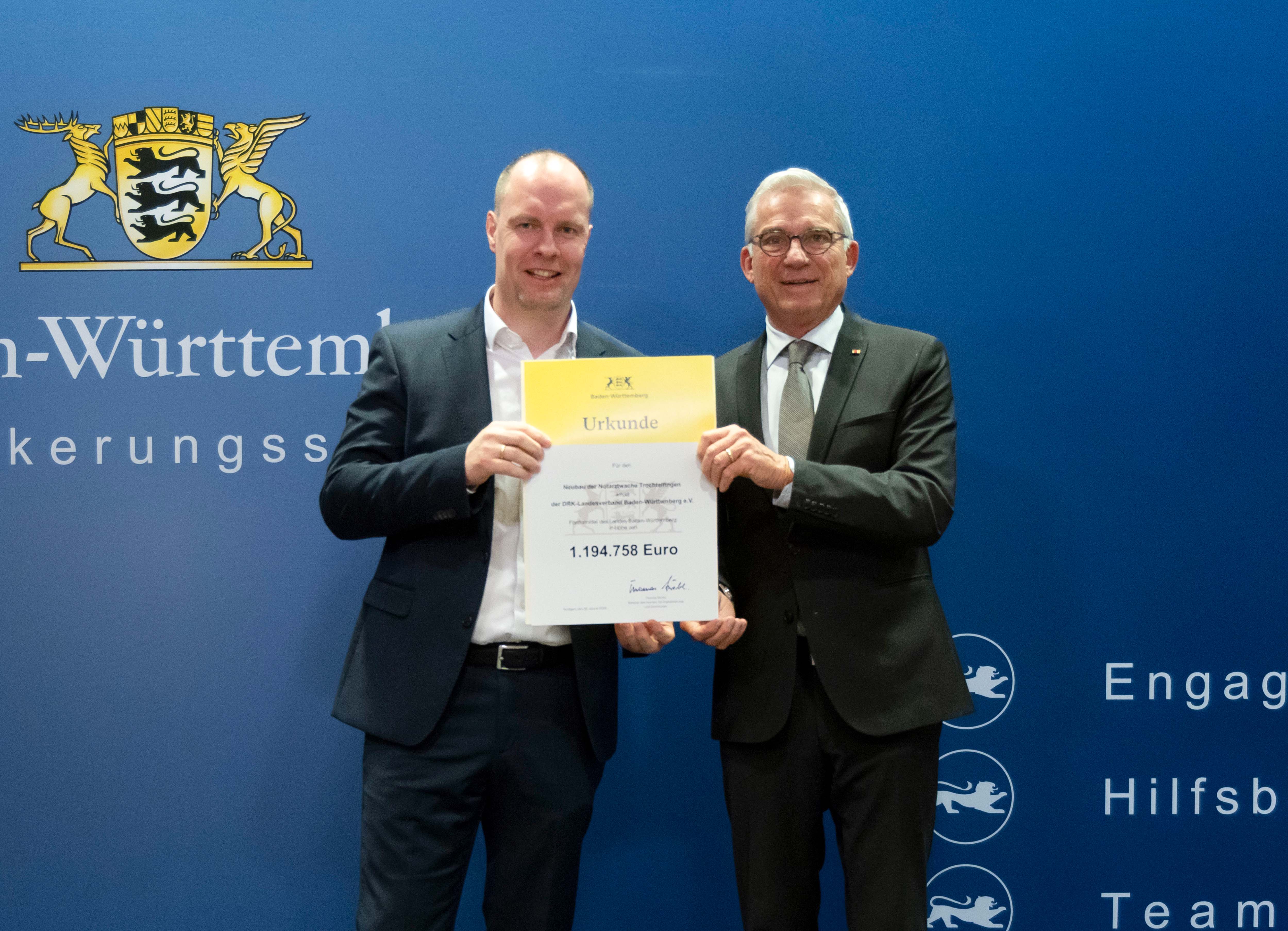 Das Bild zeigt DRK-Kreisgeschäftsführer Thomas Födisch, Stv. Ministerpräsident und Innenminister Thomas Strobl bei der Übergabe der Förderurkunde