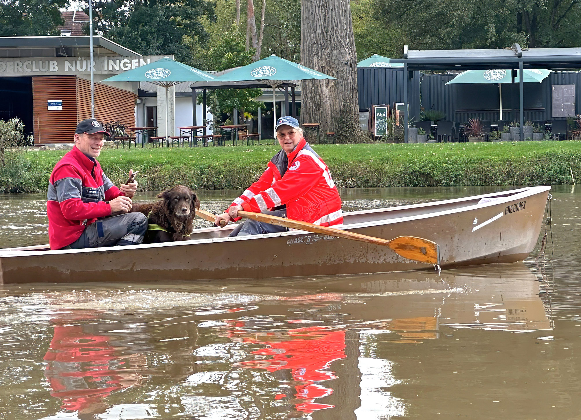 Das Bild zeigt Almuth und Frieder Schaefer mit Hund auf einem Boot