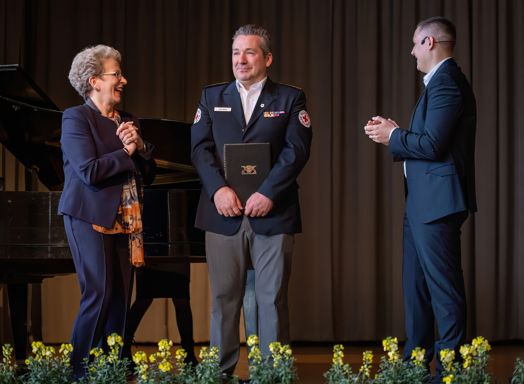 Das Bild zeigt Frau Barbara Bosch, Timo Merz und Eric Sindek auf der Bühne.
