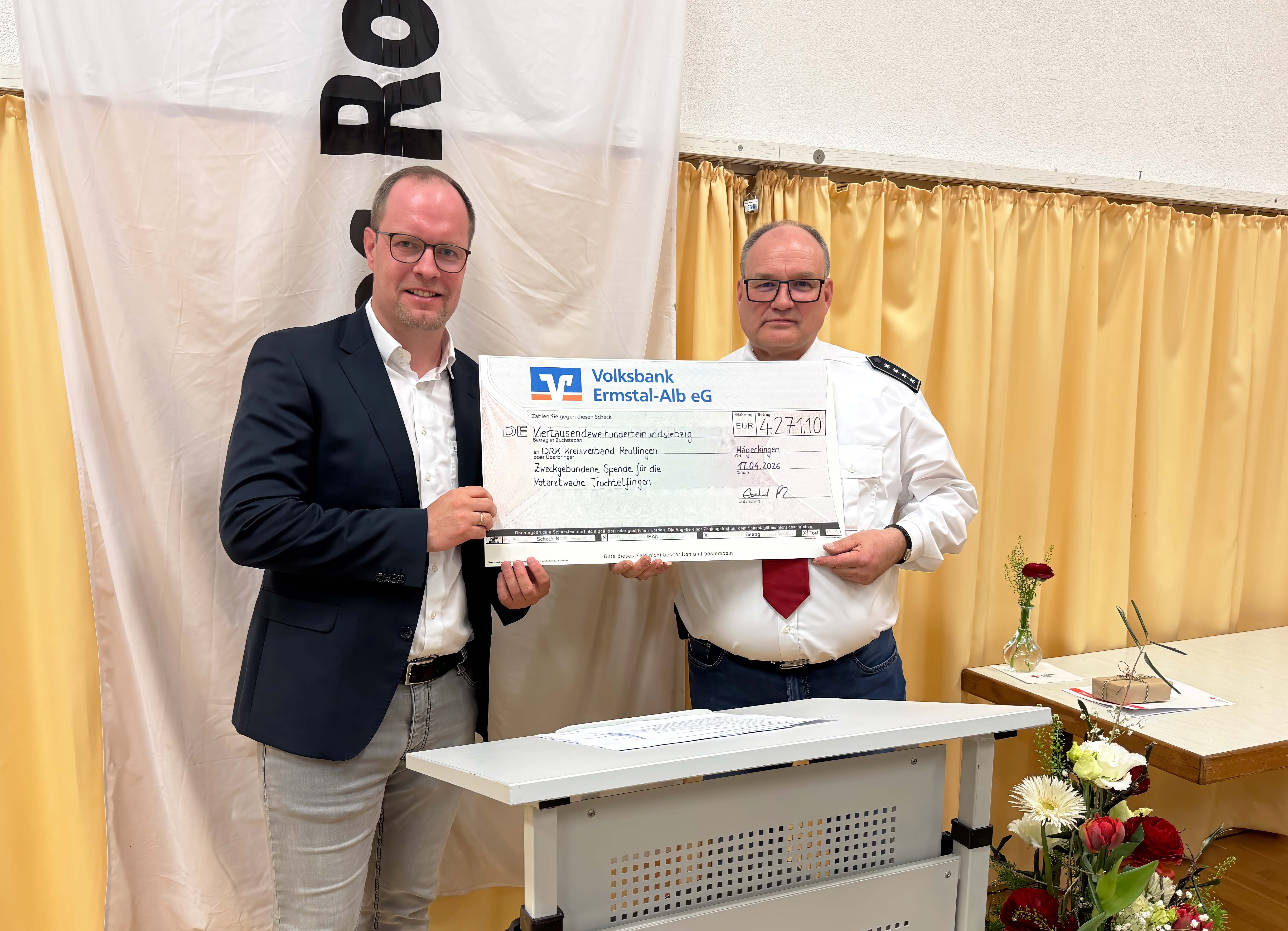 Auf dem Foto sind DRK-Kreisgeschäftsführer Thomas Födisch und der erste Vorsitzende des DRK-Ortsvereins Mägerkingen-Hausen, Eberhard Pilger, bei der Spendenübergabe zu sehen.