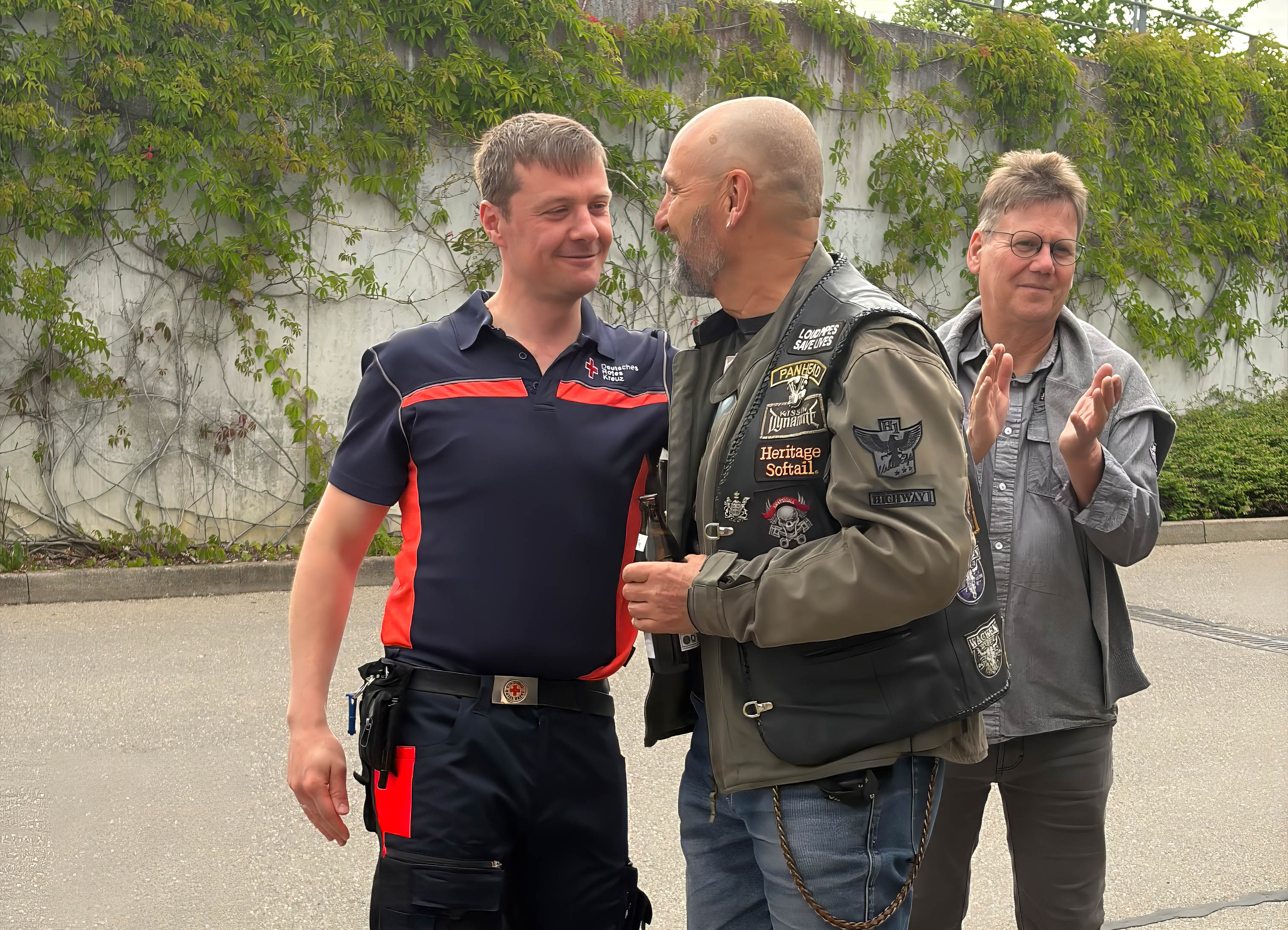 Das Bild zeigt Retttungswachenleiter Alexander Knoll mit Armin Müller.