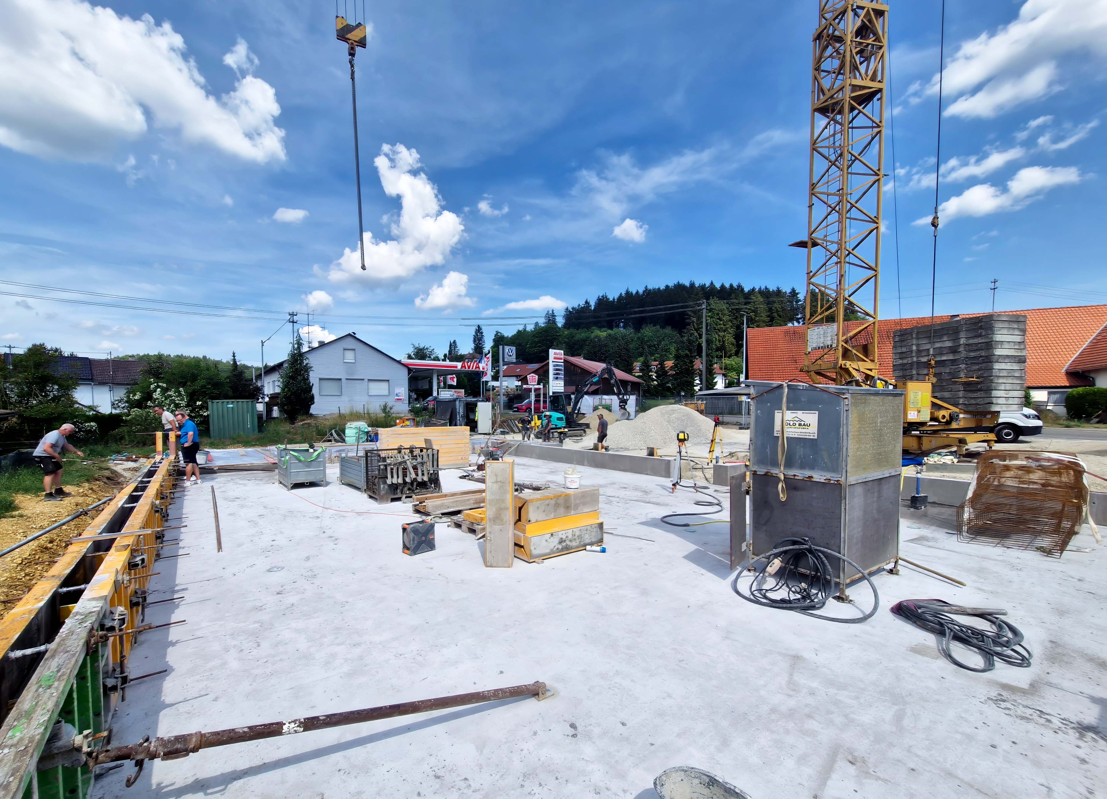Das Bild zeigt die Baustelle mit der fertigen Bodenplatte