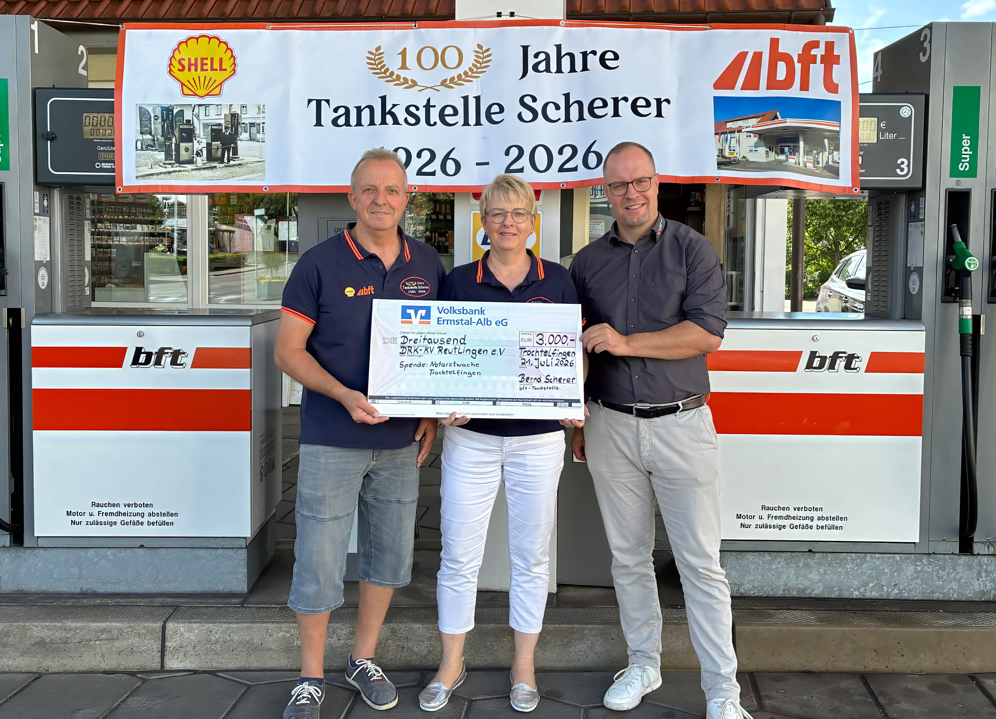 Bild: Bernd und Ursula Scherer übergeben den Spendenscheck an  DRK-Kreisgeschäftsführer Thomas Födisch