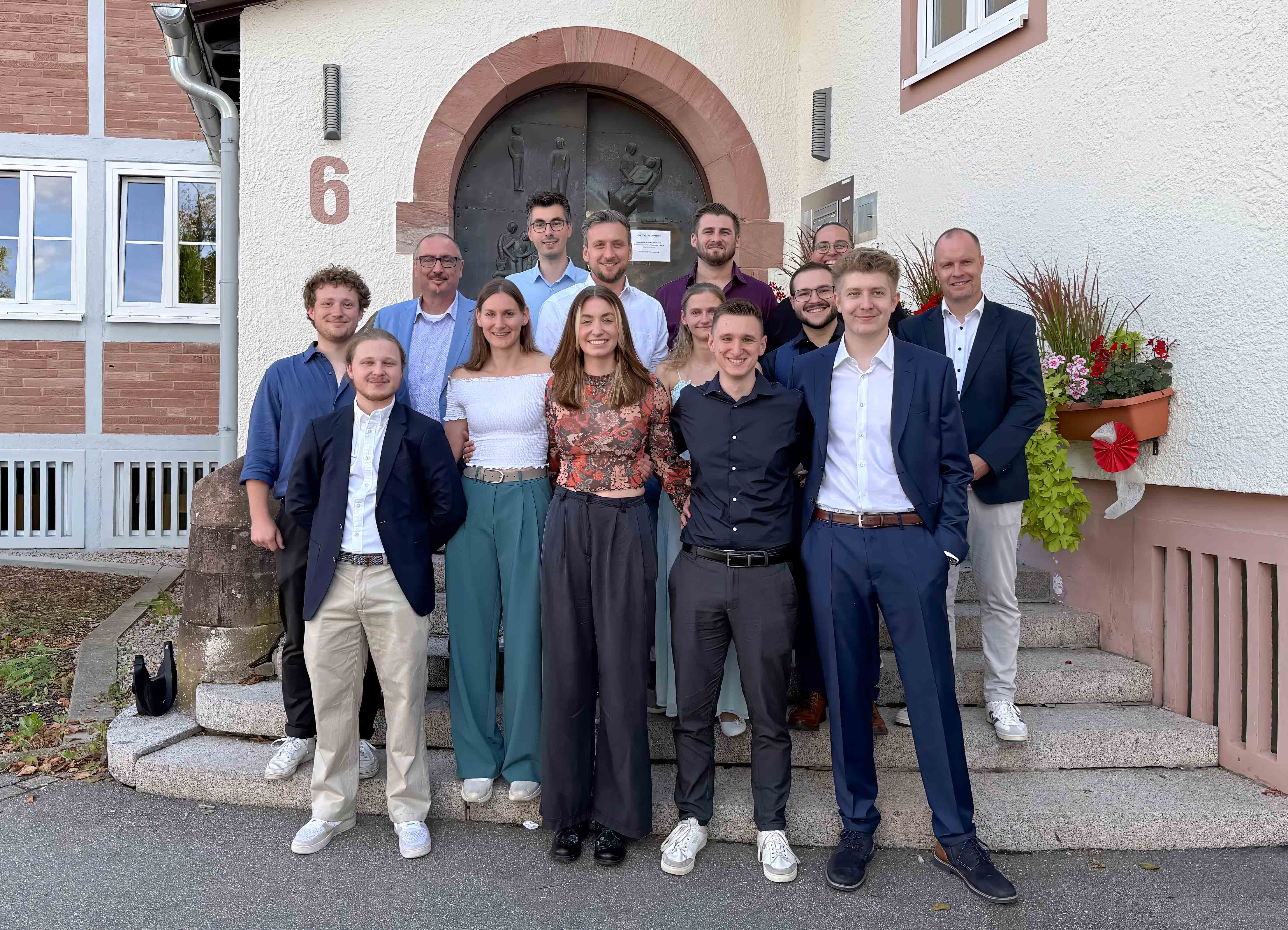 Bild: die Absolventinnen und Absolventen stehen auf einer Treppe in Pfalzgrafenweiler. 