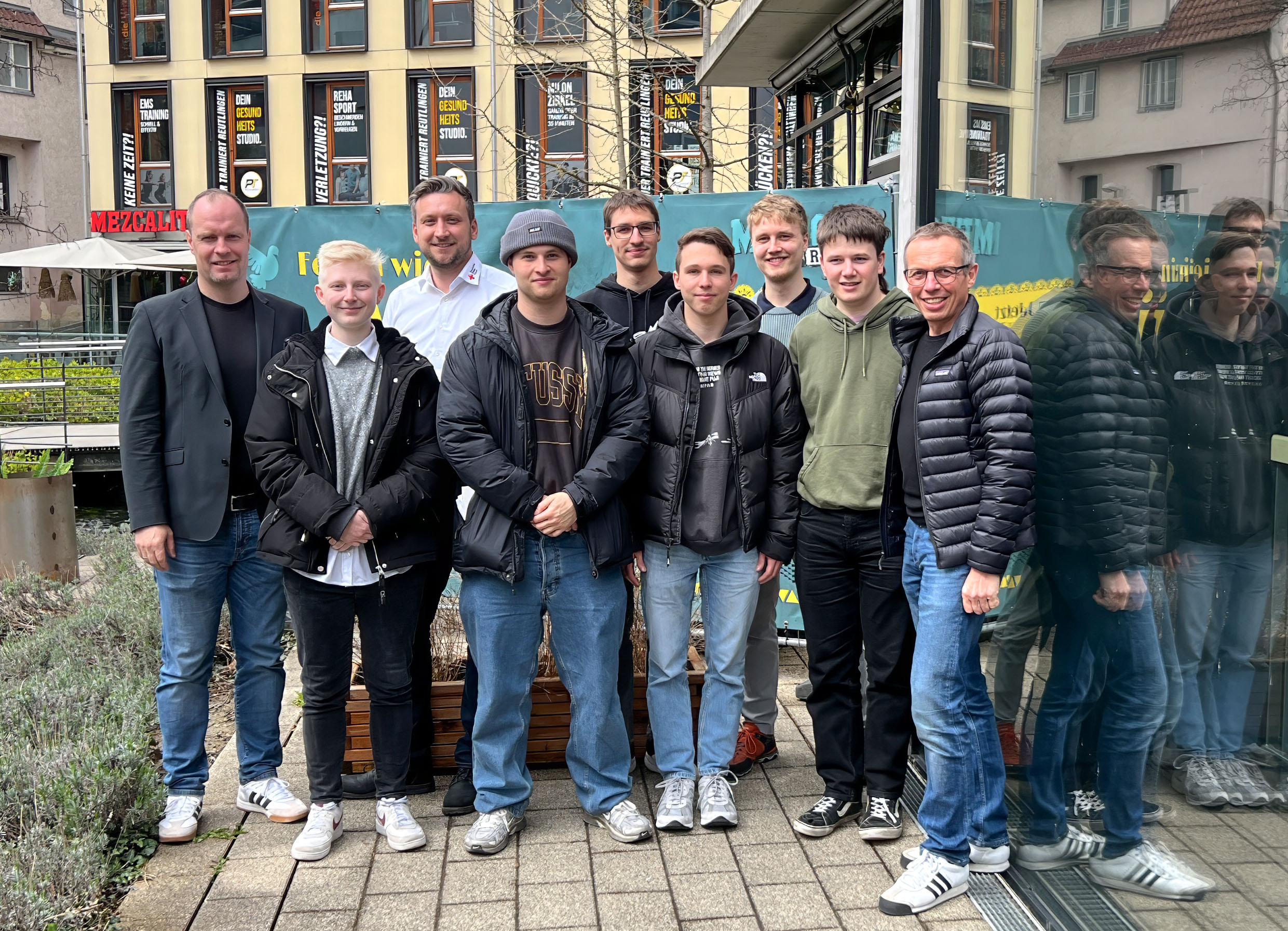 Das Bild zeigt die neuen Auszubildendeventen, Ausbilder und Kreisverbandsführung Reutlingen vor der Bildungseinrichtung in Ulm 