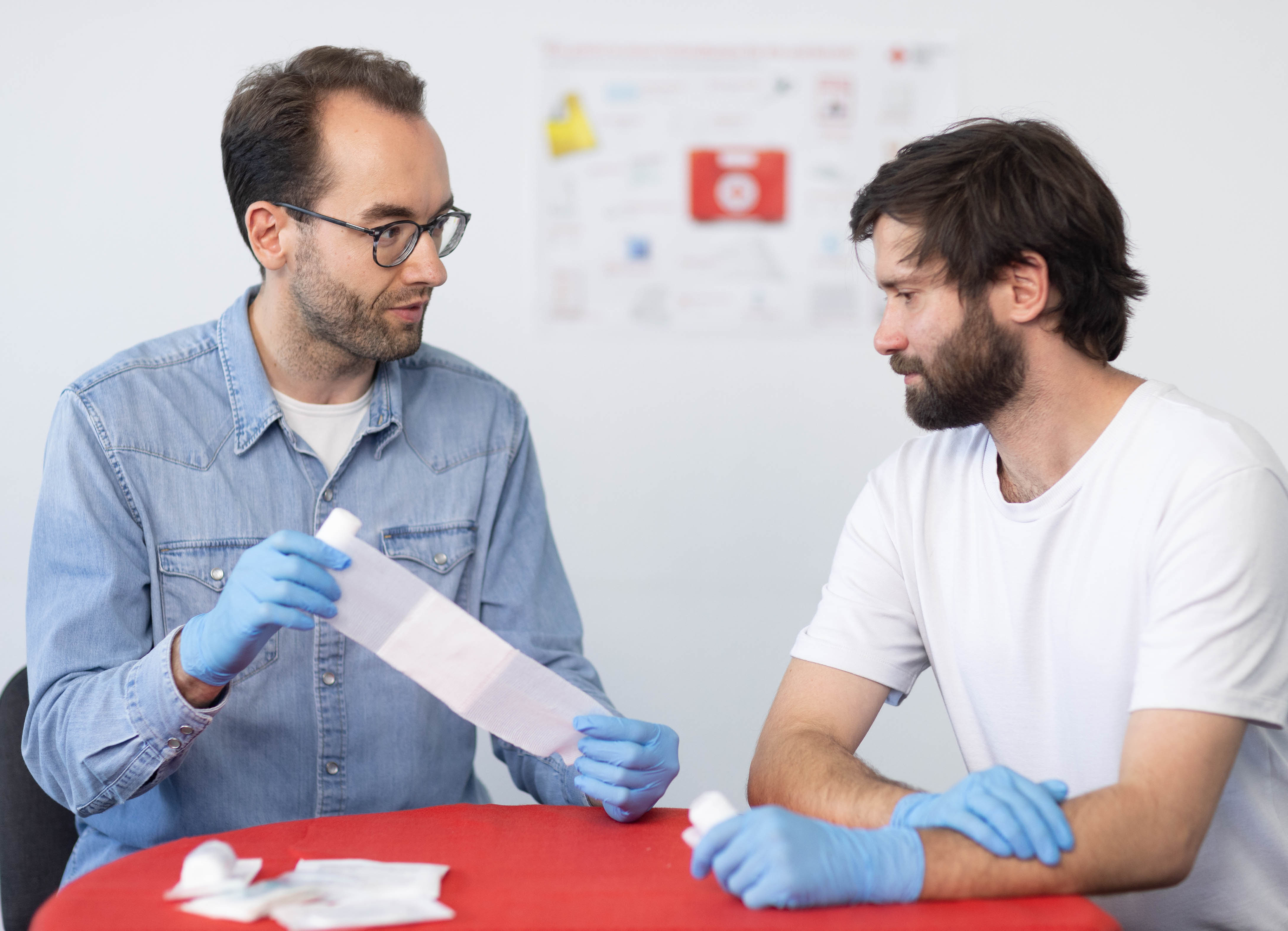 Ersthelfer üben Verbände anzulegen