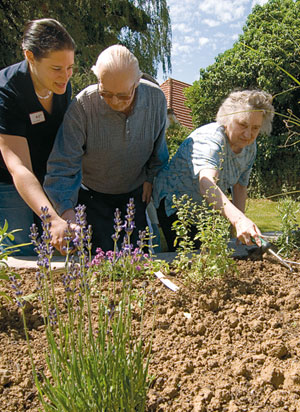 Senioren im Garten des Seniorenzentrums Oferdingen