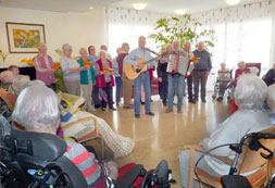 Singende Senioren an einem Tisch