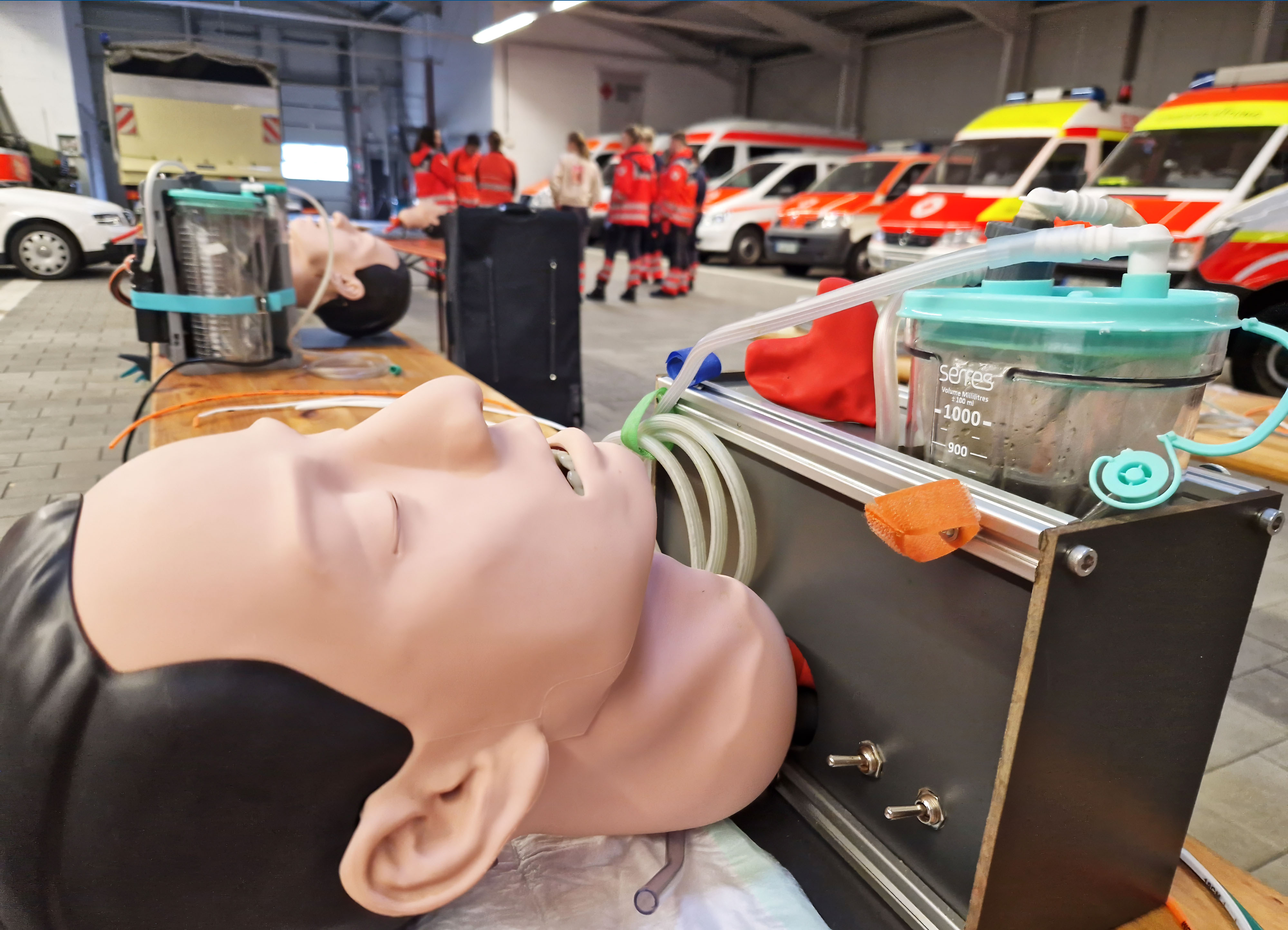 Jemand zeigt an einer Puppe Herzmassage