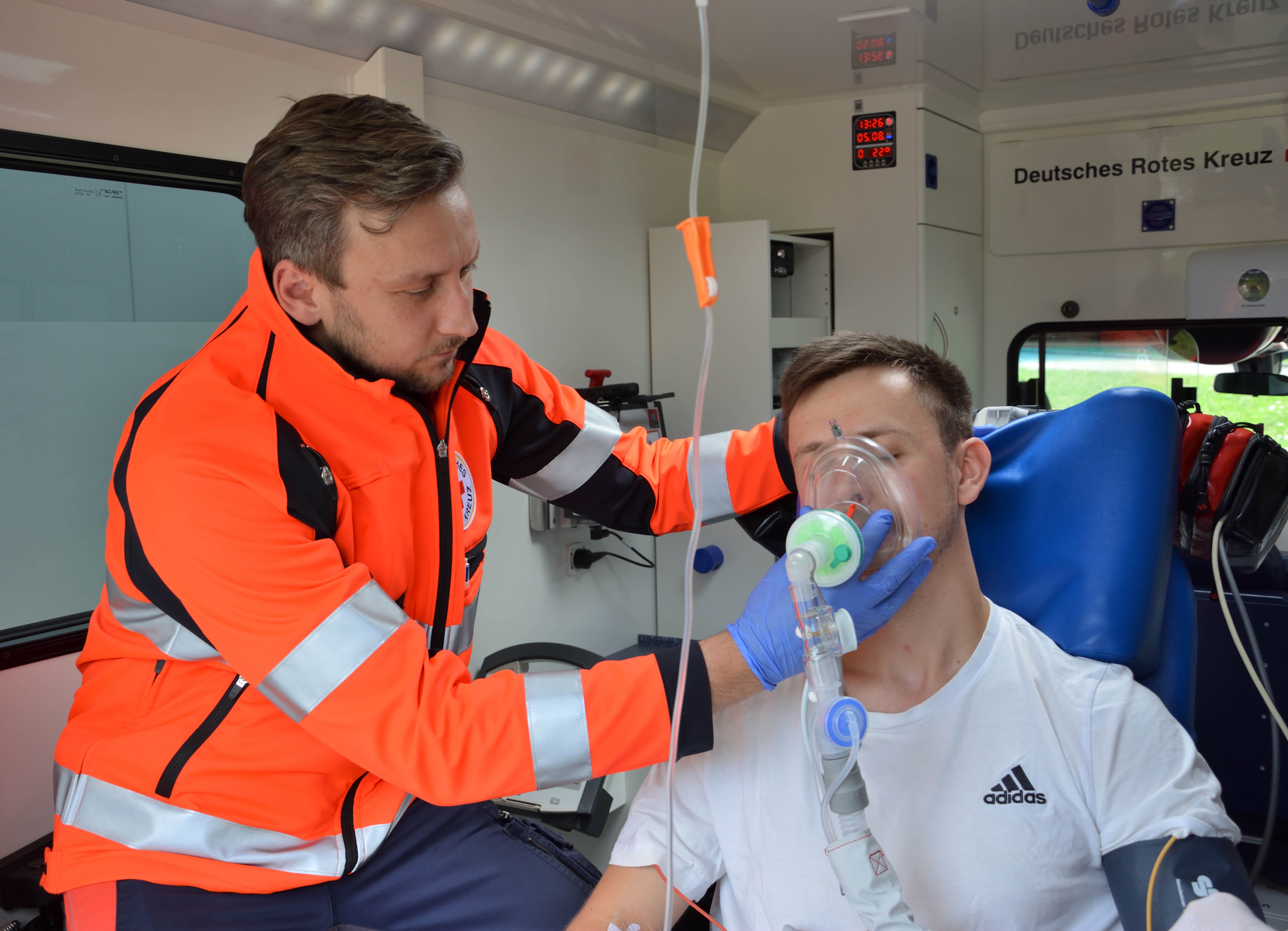 Patient wird im Rettungswagen versorgt