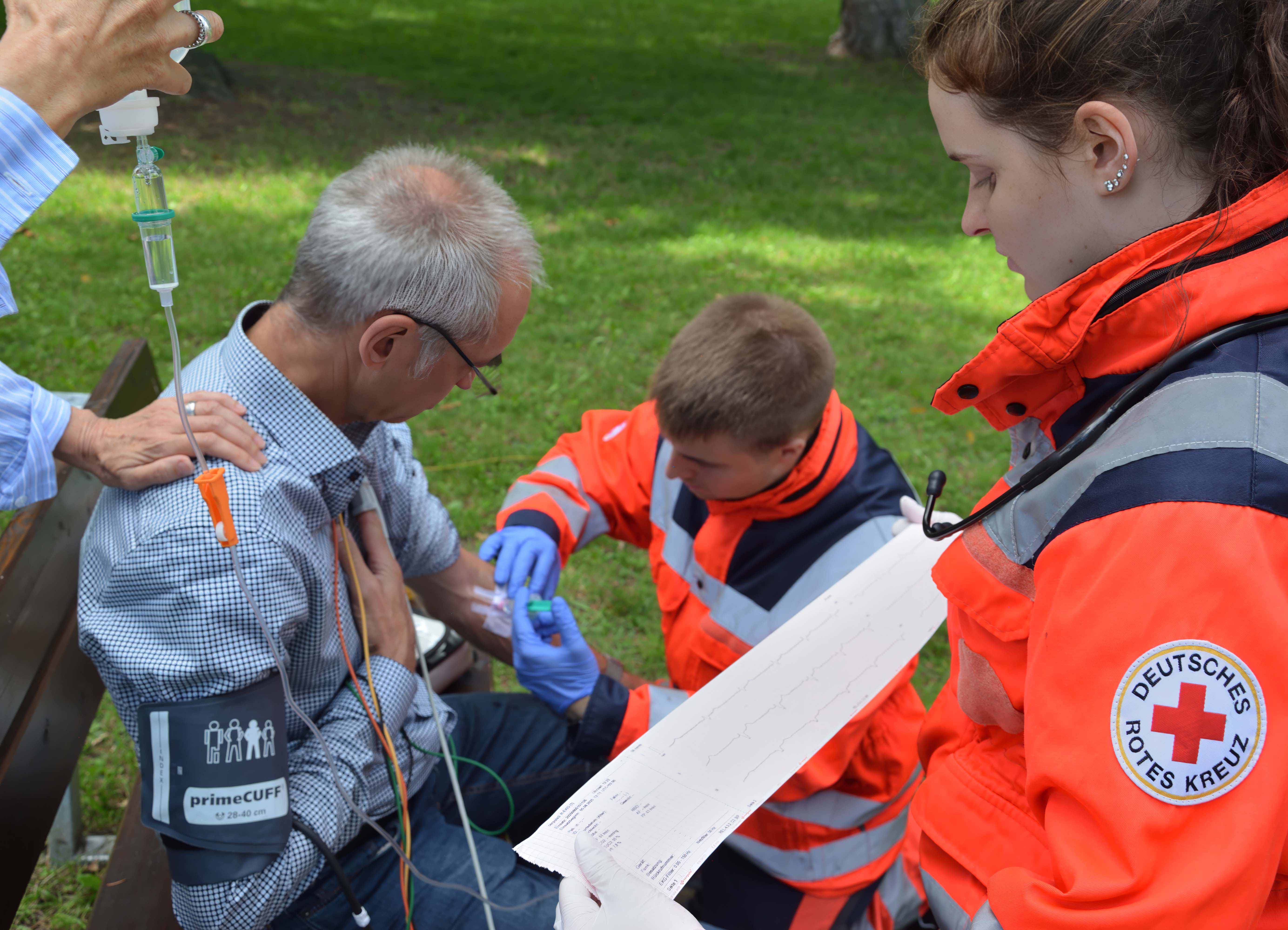 Erstversorgung vor dem Rettungswagen
